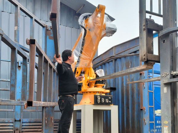 黑龍江黑河用戶(hù)訂購(gòu)的碼垛機(jī)器人發(fā)貨現(xiàn)場(chǎng)（圖）